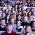 Viele Studierende während einer Vorlesung im Hörsaal, von vorn aufgenommen