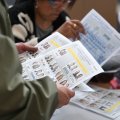 Menschen halten Wahlzettel für die kolumbianische Präsidentschaftswahl in Händen