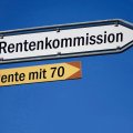 Schild mit Aufschrift Rentenkommission