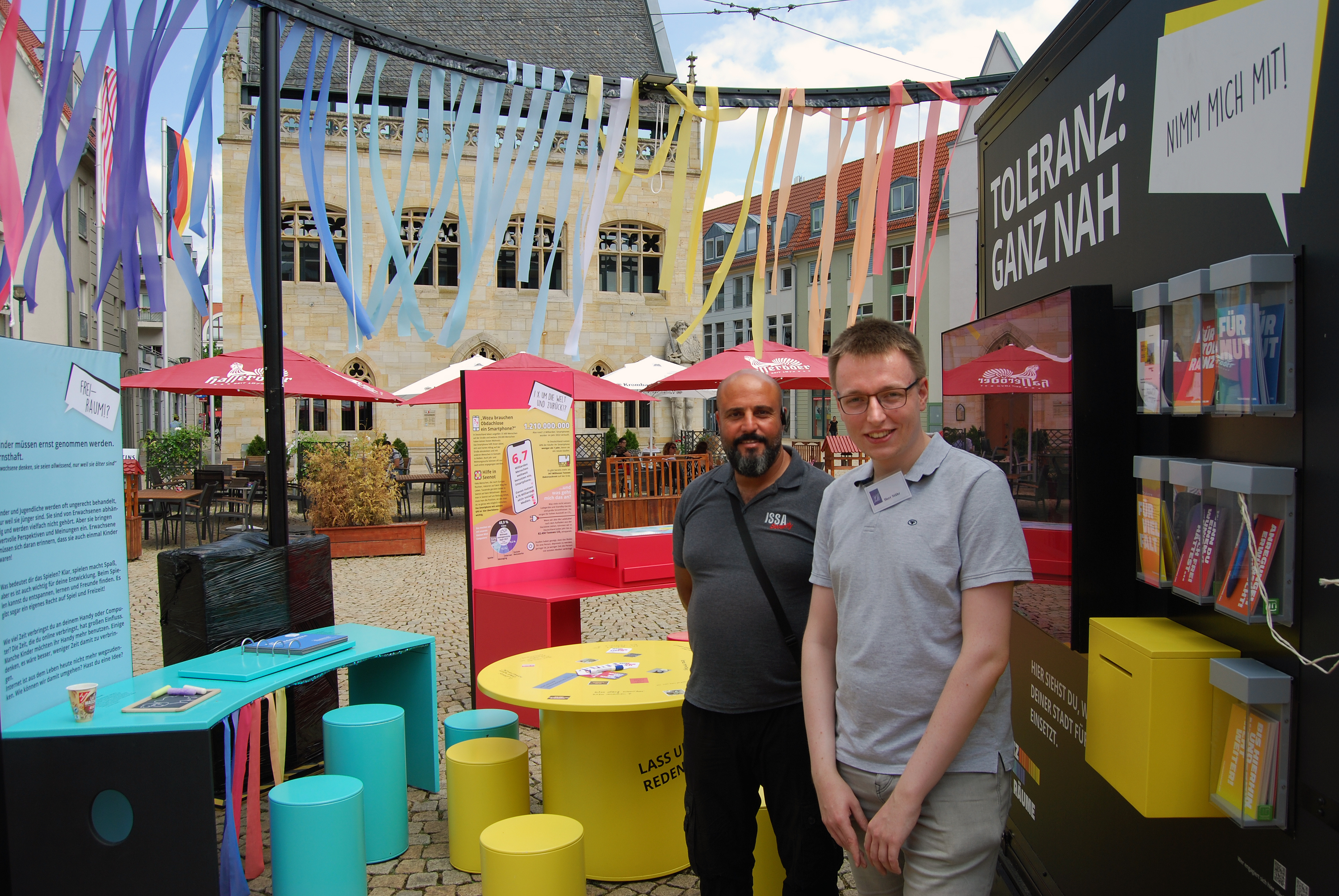 Einsatz für Vielfalt: Ausstellungshilfskraft Robin Stähr und Taner Dogru vom Sicherheitsdienst der  „ToleranzRäume“ in Halberstadt (von rechts).
