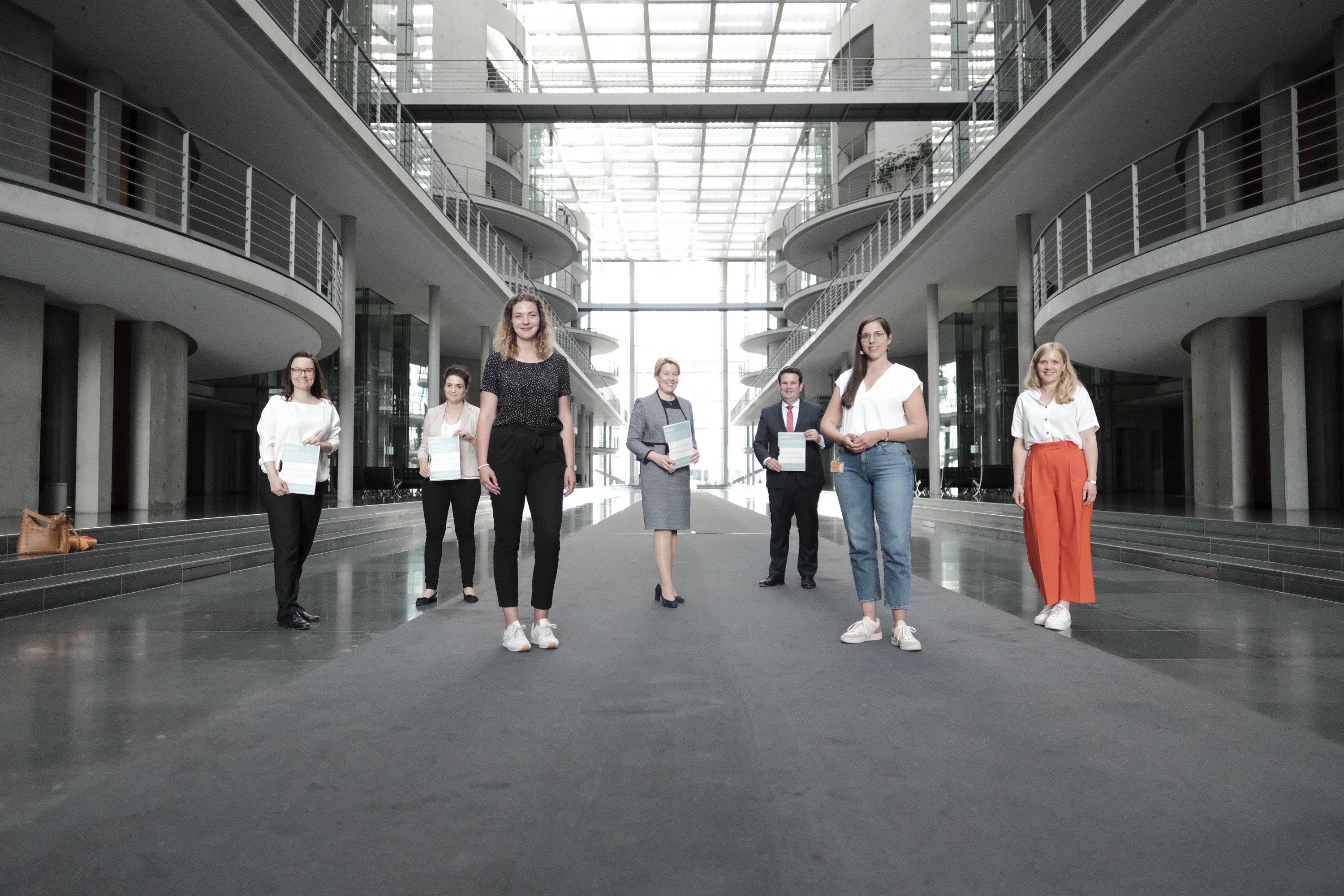 Die Übergabe der Unterschriften mit (v.l.): Michelle Müntefering, Sarah Ryglewski, Sally Lisa Starken, Franziska Giffey, Hubertus Heil, Cordelia Röders-Arnold und Josephine Ortleb.