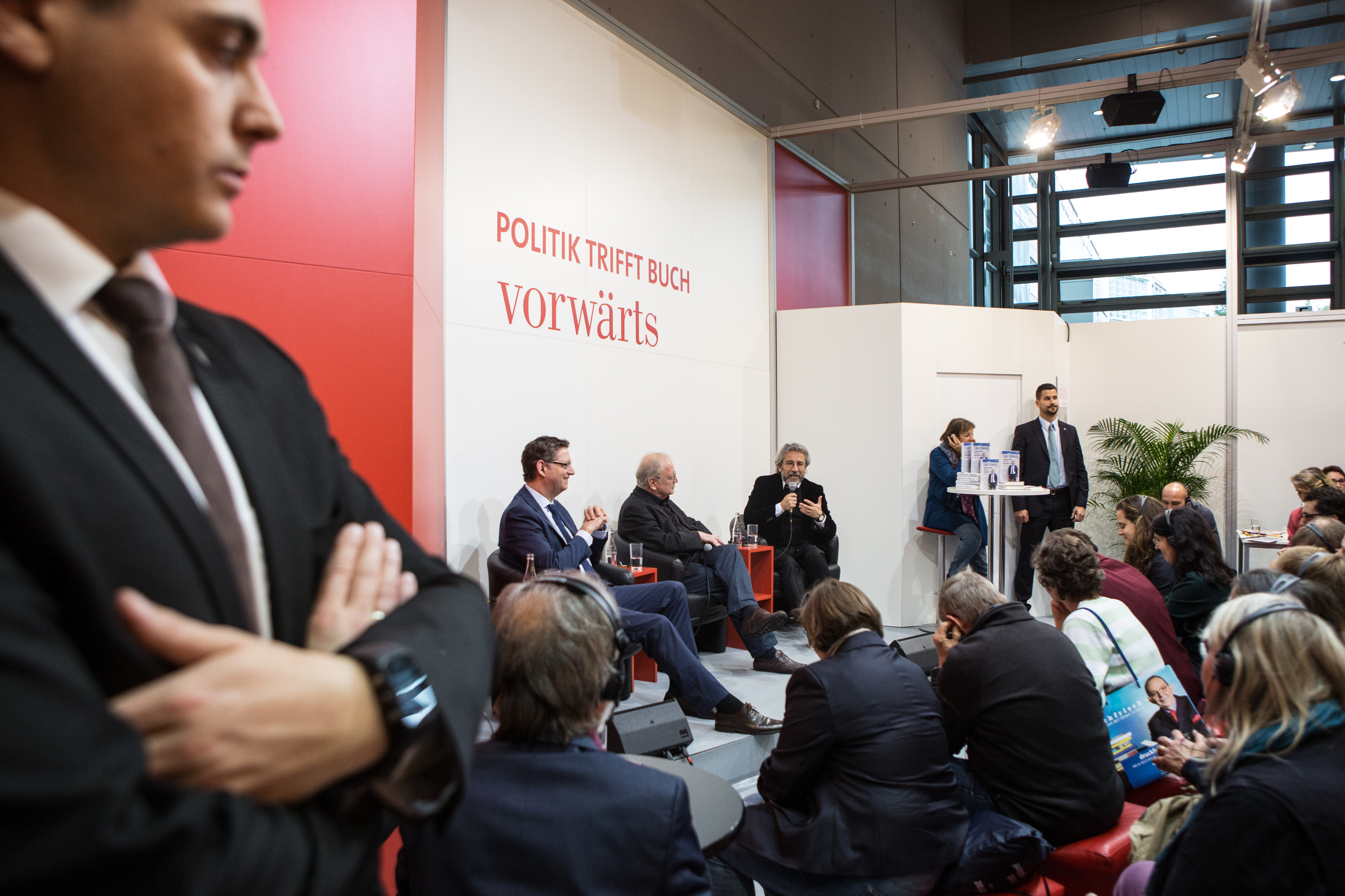 Thorsten Schäfer-Gümbel und Can Dündar am vorwärts-Stand auf der Frankfurter Buchmesse