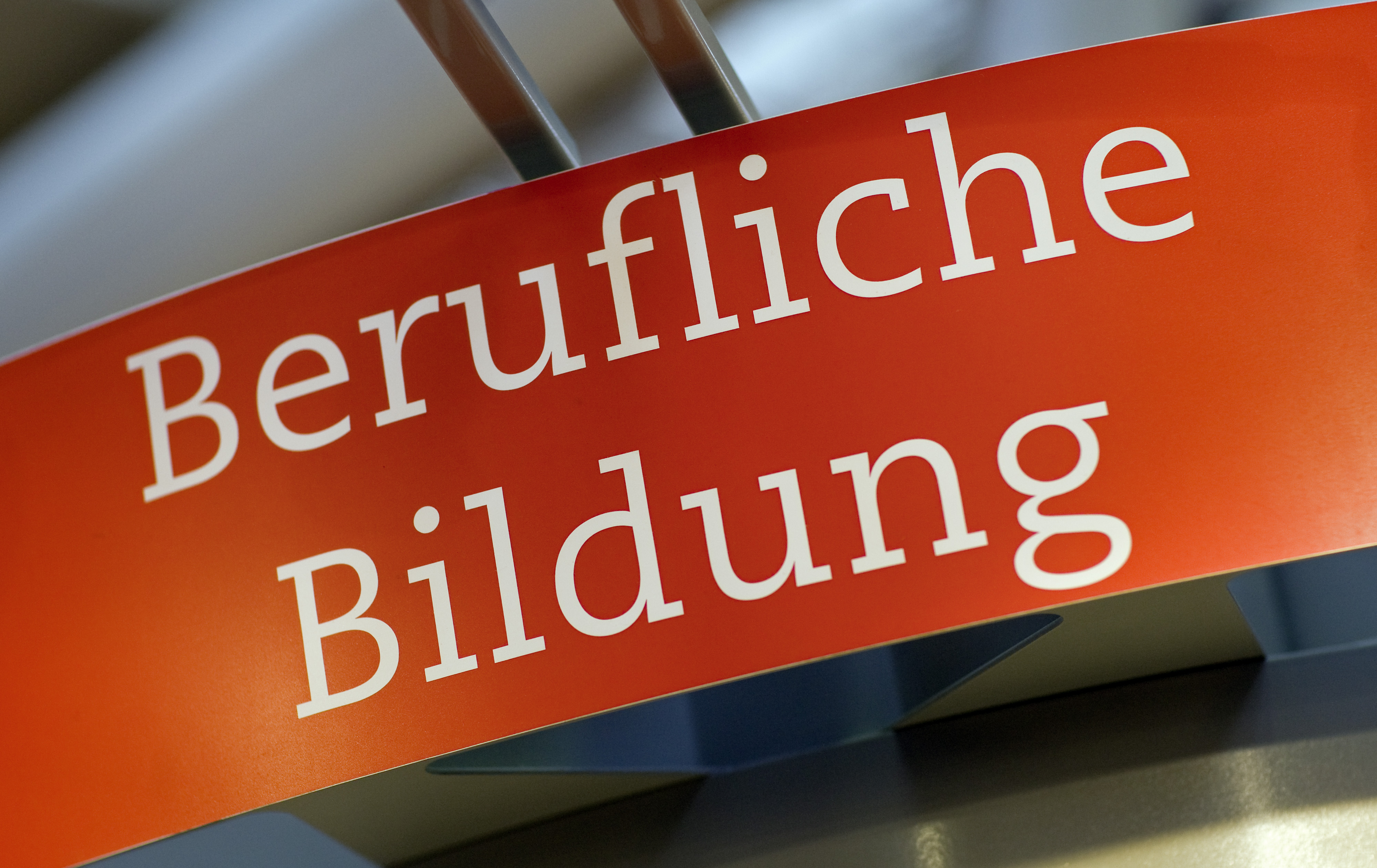 Arbeitsmarkt- und Bildungspolitik müssen den gesellschaftlichen Rahmen gestalten, in dem Lernen im Lebensverlauf möglich und finanzierbar ist.