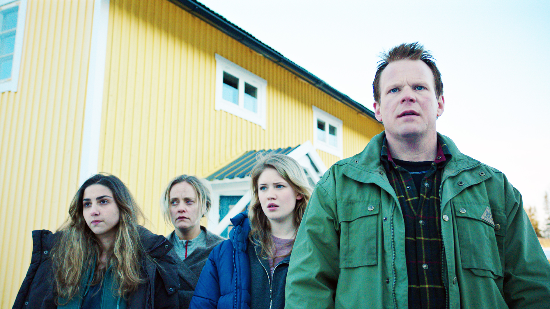 Flüchtling Mona (Elisar Sayegh), Hanni (Henriette Steenstrup), Teenager-Tochter Oda (Nini Bakke Kristiansen) und Primus (Anders Baasmo Christiansen) staunen über das ausbrechende Chaos im maroden Hotel.