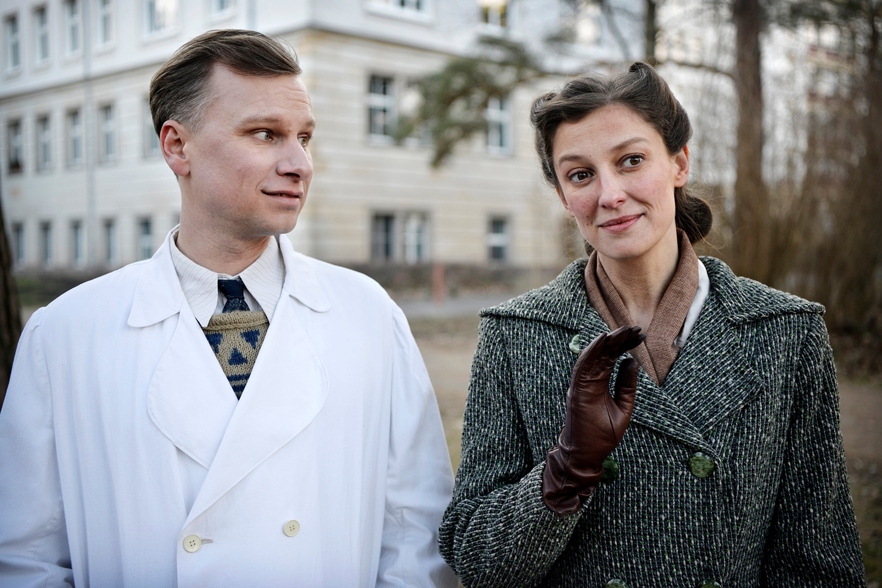 Ein bisschen Hoffung: Heimkehrerin Antonia Berger (Alexandra Maria Lara) und Krankenhausarzt Konrad Zeidler (Robert Stadlober) in dem Film „Und der Zukunft zugewandt".